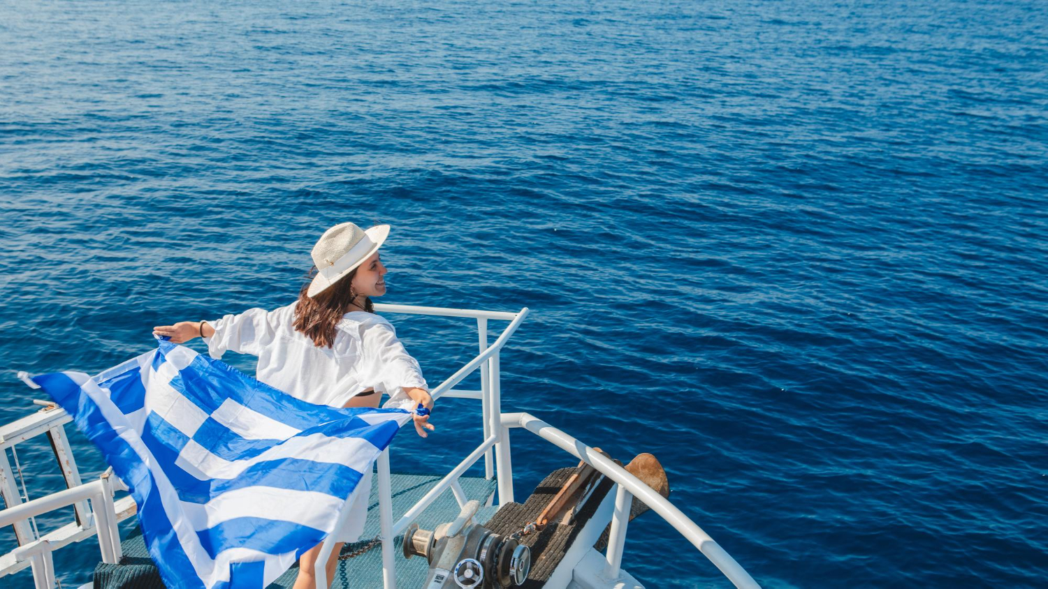 35 piese grecești care te transportă direct în vacanța din Grecia
